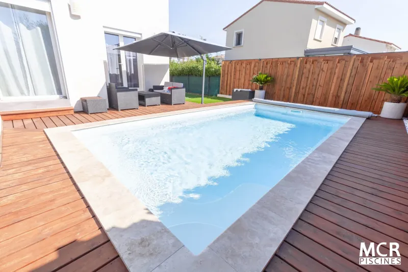 Réalisation d'une piscine coque polyester modèle Moorea à Caissargues dans le (30) à côté de Nîmes.