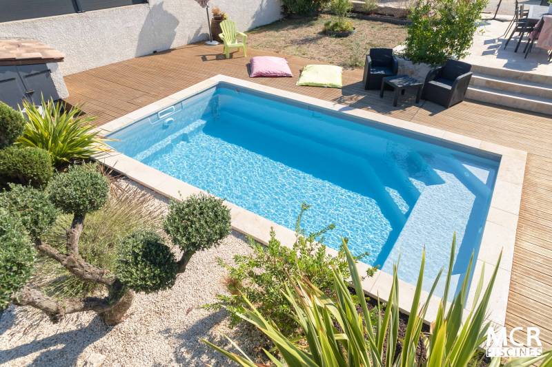 MANURÉVA : Piscine coque polyester avec une banquette et un escalier d'angle