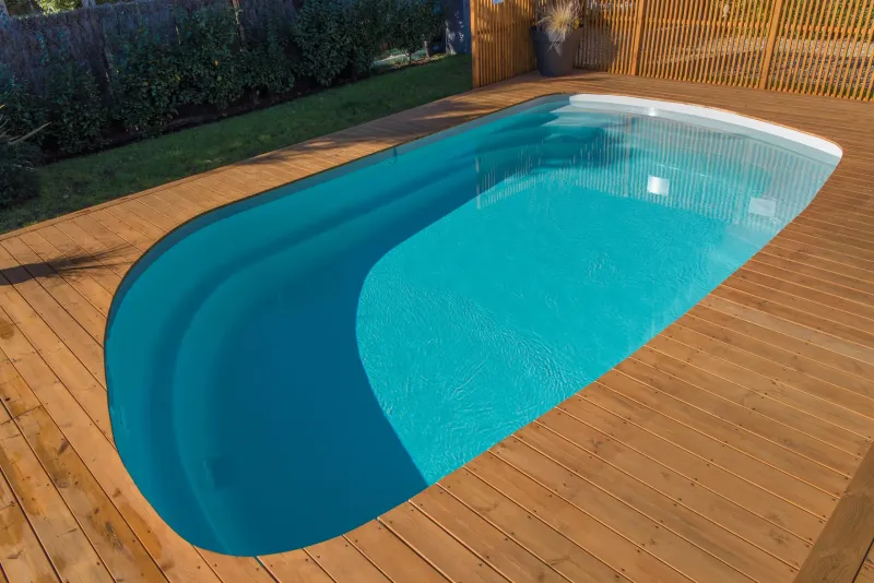 NOUMÉA : Piscine coque polyester avec escalier sur toute la largeur et un fond incliné