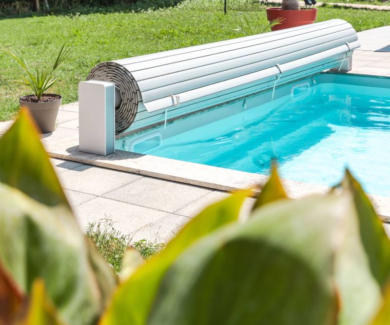 MANUA : Piscine coque polyester avec des escaliers d'angles et une large banquette