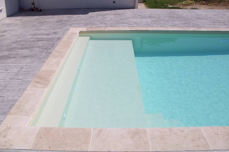 NOUMÉA : Piscine coque polyester avec une grande plage et un escalier d'angle