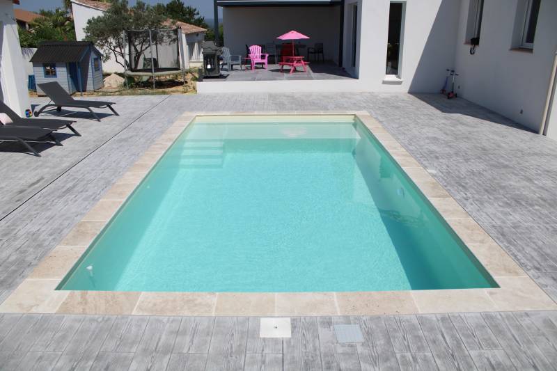 NOUMÉA : Piscine coque polyester avec une grande plage et un escalier d'angle