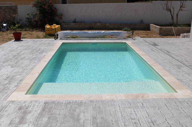 NOUMÉA : Piscine coque polyester avec une grande plage et un escalier d'angle