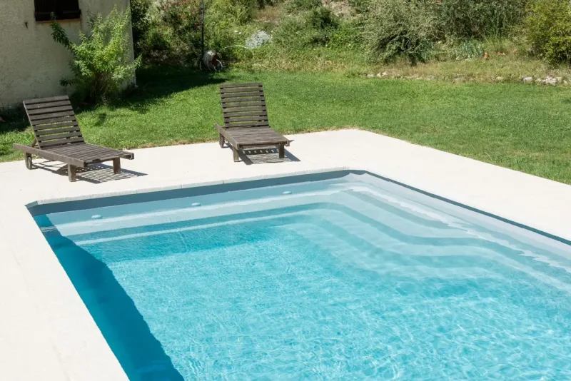 Piscine à coque polyester Bali avec escalier d’angle et banquette, France Piscines Composites par MCR Piscines, Gard et Hérault