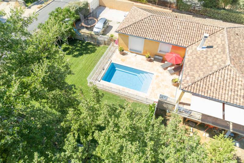 MANURÉVA : Piscine coque polyester avec une banquette et un escalier d'angle