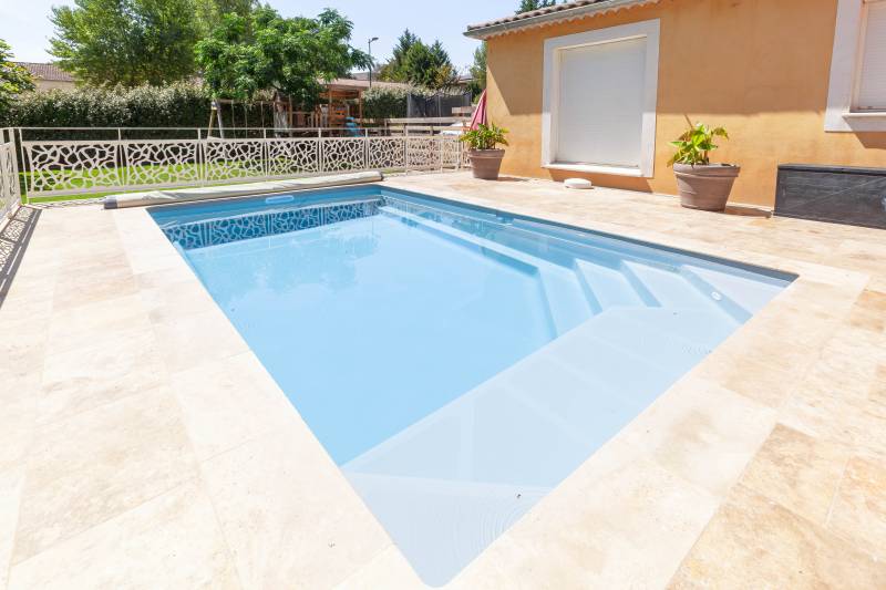 MANURÉVA : Piscine coque polyester avec une banquette et un escalier d'angle